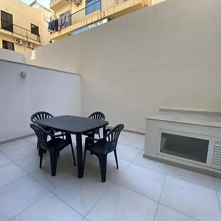 Апартаменты Swieqi Malaika New 2 With Courtyard Is-Swieqi