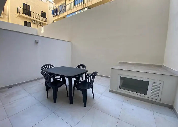 Apartman Swieqi Malaika New 2 With Courtyard Is-Swieqi
